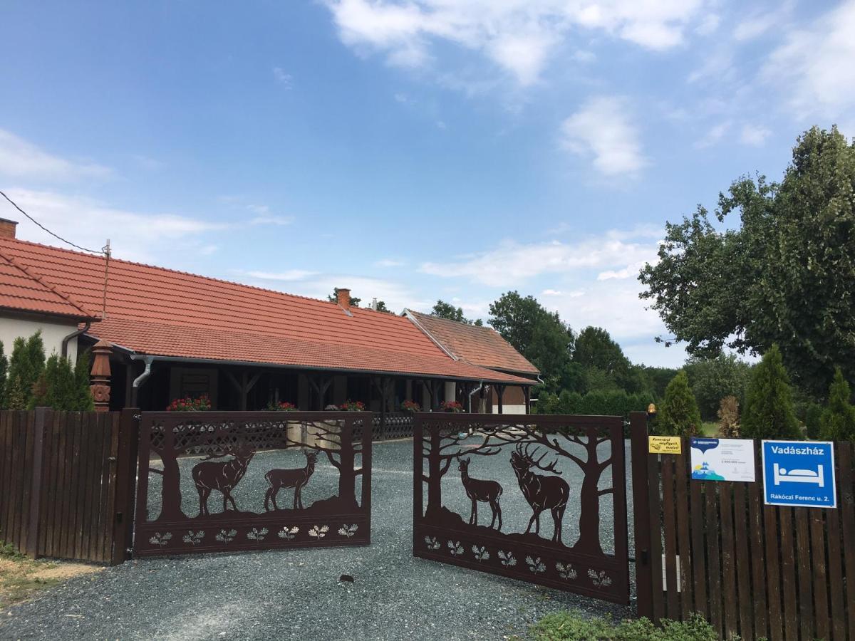 Vadaszhaz Hotel Egyhazasradoc Екстериор снимка